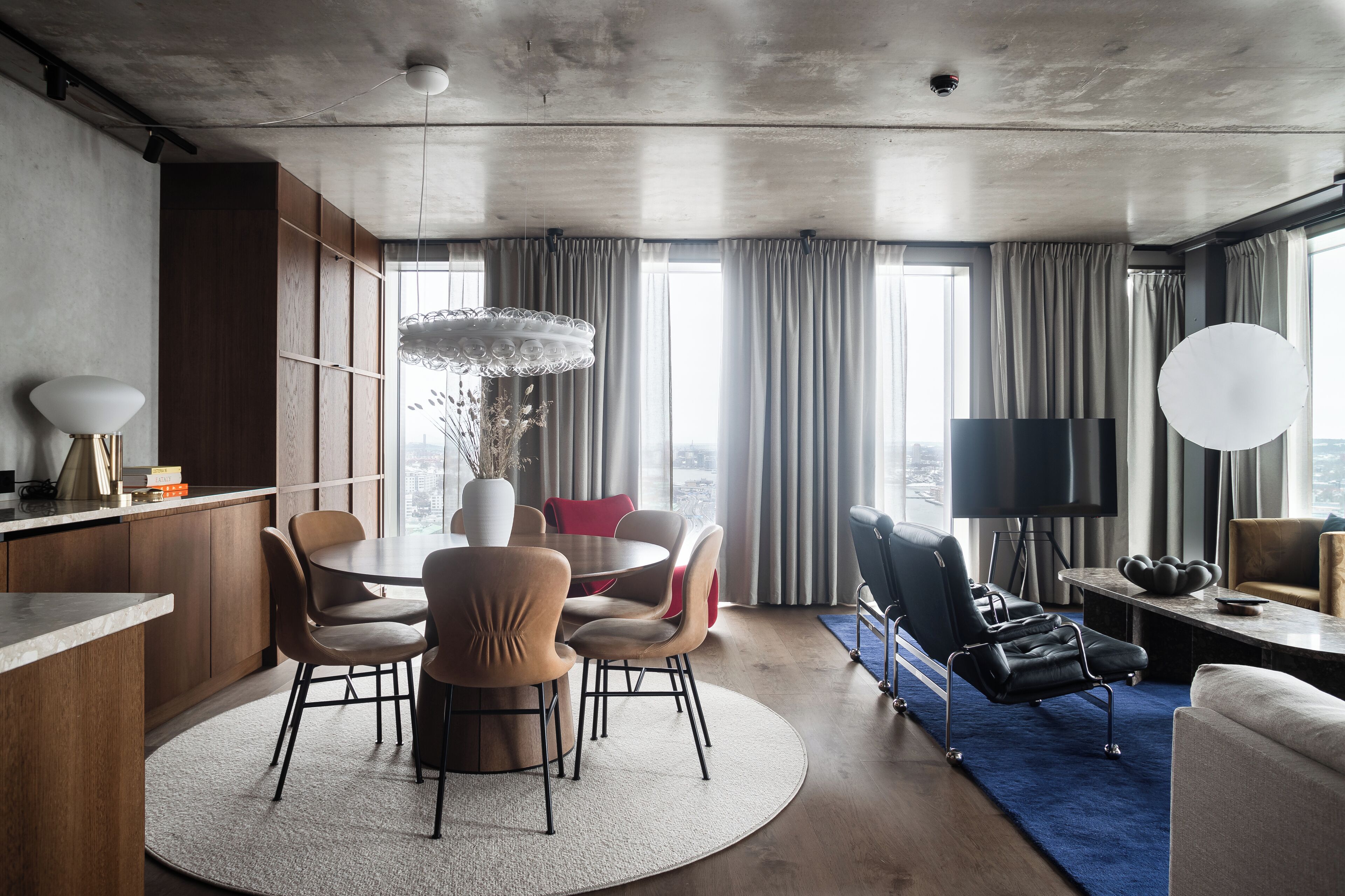 미니바, 책상, 노트북 작업 공간, 암막 커튼