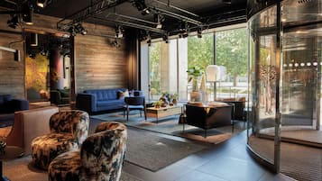 Coin salon dans le hall