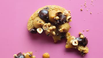 Un dessert sur un fond rose.