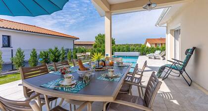 Beautiful Villa 500 m from the Lake with Pool and Air Conditioning