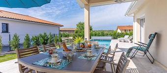 Beautiful Villa 500 m from the Lake with Pool and Air Conditioning