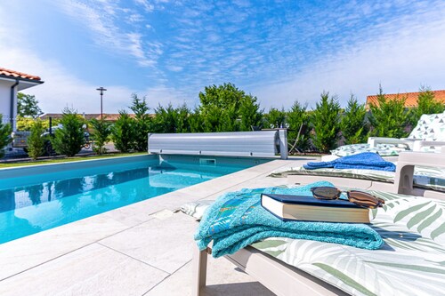 Beautiful Villa 500 m from the Lake with Pool and Air Conditioning