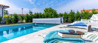 Beautiful Villa 500 m from the Lake with Pool and Air Conditioning