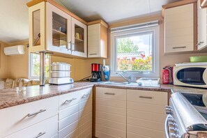 Fridge, microwave, oven, stovetop - Chalet "Mobilehome Bernard" with Private Garden & A/C (Gastes)