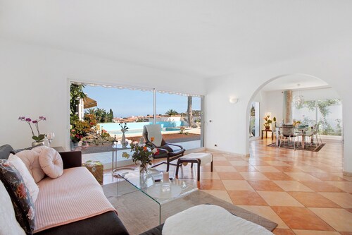 Vacation Home "Paraíso" with Sea View, Pool & Wi-Fi