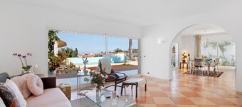 Vacation Home "Paraíso" with Sea View, Pool & Wi-Fi