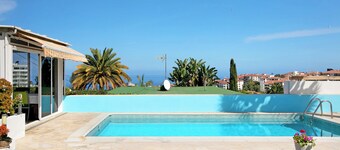 Vacation Home "Paraíso" with Sea View, Pool & Wi-Fi