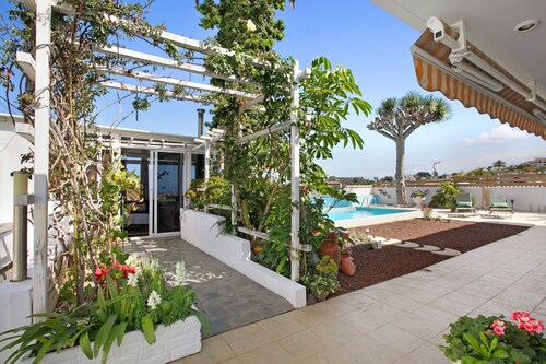 Vacation Home "Paraíso" with Sea View, Pool & Wi-Fi