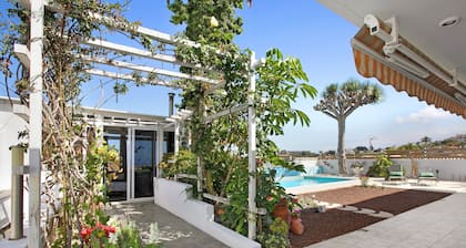 Vacation Home "Paraíso" with Sea View, Pool & Wi-Fi