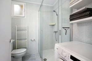 Tina, secadora de cabello, toallas 