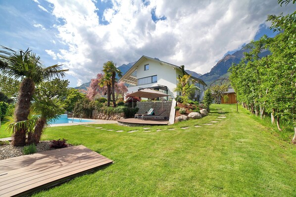 Pool - Studio Apartment "Casa Sonngart" with Mountain View, Private Pool & Wi-Fi (Parcines)