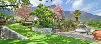 Studio Apartment "Casa Sonngart" with Mountain View, Private Pool & Wi-Fi