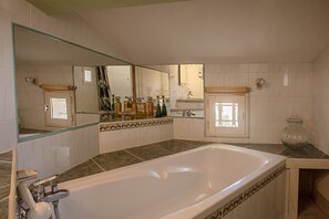 Bañera, artículos de tocador gratuitos, secador de pelo, toallas