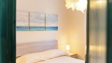 1 bedroom, bed sheets