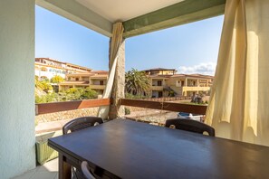Outdoor dining - Apartment 'Casamorle' with Private Terrace and Air Conditioning (Isola Rossa)