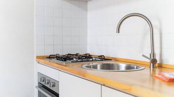 Kühlschrank, Ofen, Herdplatte, Kochgeschirr/Geschirr/Besteck