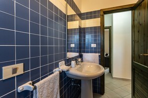 Shower, hair dryer, towels - Apartment 'Casamorle' with Private Terrace and Air Conditioning (Isola Rossa)