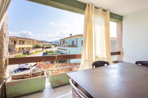Outdoor dining - Apartment 'Casamorle' with Private Terrace and Air Conditioning (Isola Rossa)