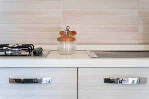 Fridge, microwave, oven, stovetop - Apartment 'Casa Macis Vista Mare' with Sea View, Private Terrace and Air Conditioning (Isola Rossa)