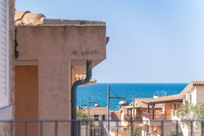 Property grounds - Apartment 'Casa Macis Vista Mare' with Sea View, Private Terrace and Air Conditioning (Isola Rossa)