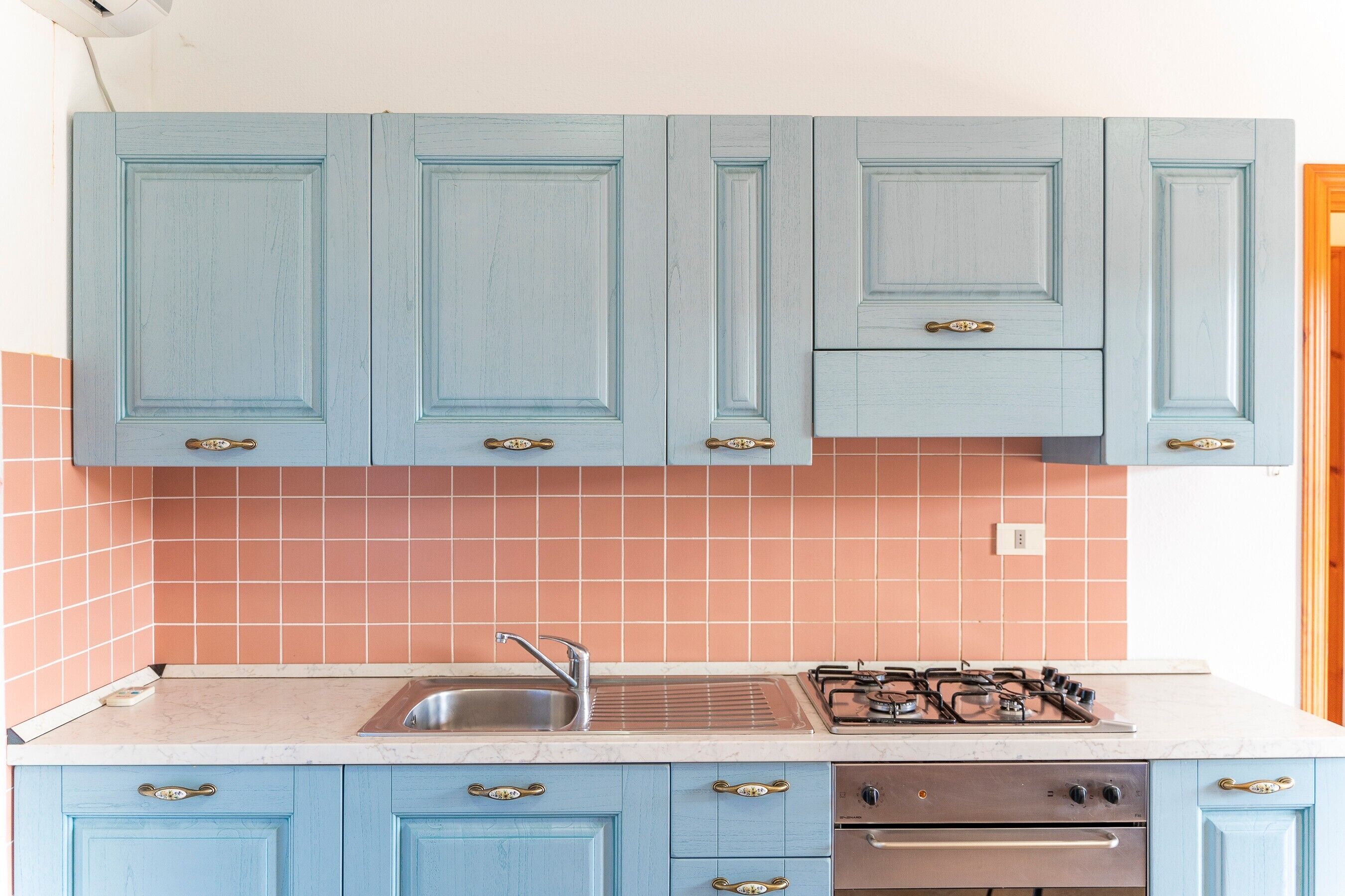 Fridge, oven, stovetop, cookware/dishes/utensils