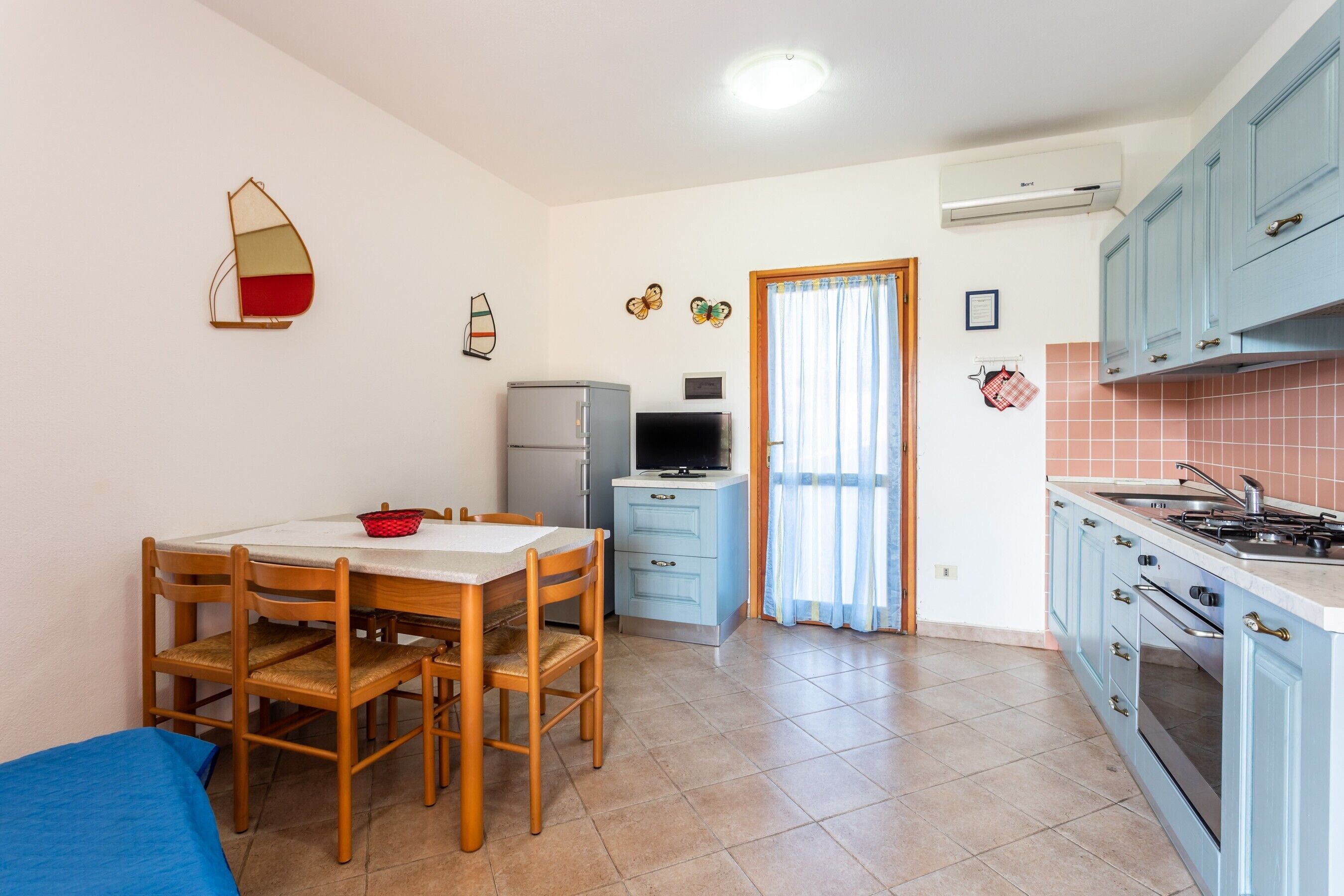 Fridge, oven, stovetop, cookware/dishes/utensils