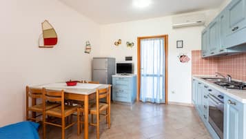 Fridge, oven, stovetop, cookware/dishes/utensils