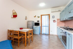 Frigorifero, forno, piano cottura, pentole/stoviglie/utensili