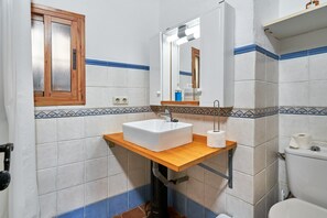 Douche, séchoir à cheveux, serviettes fournies