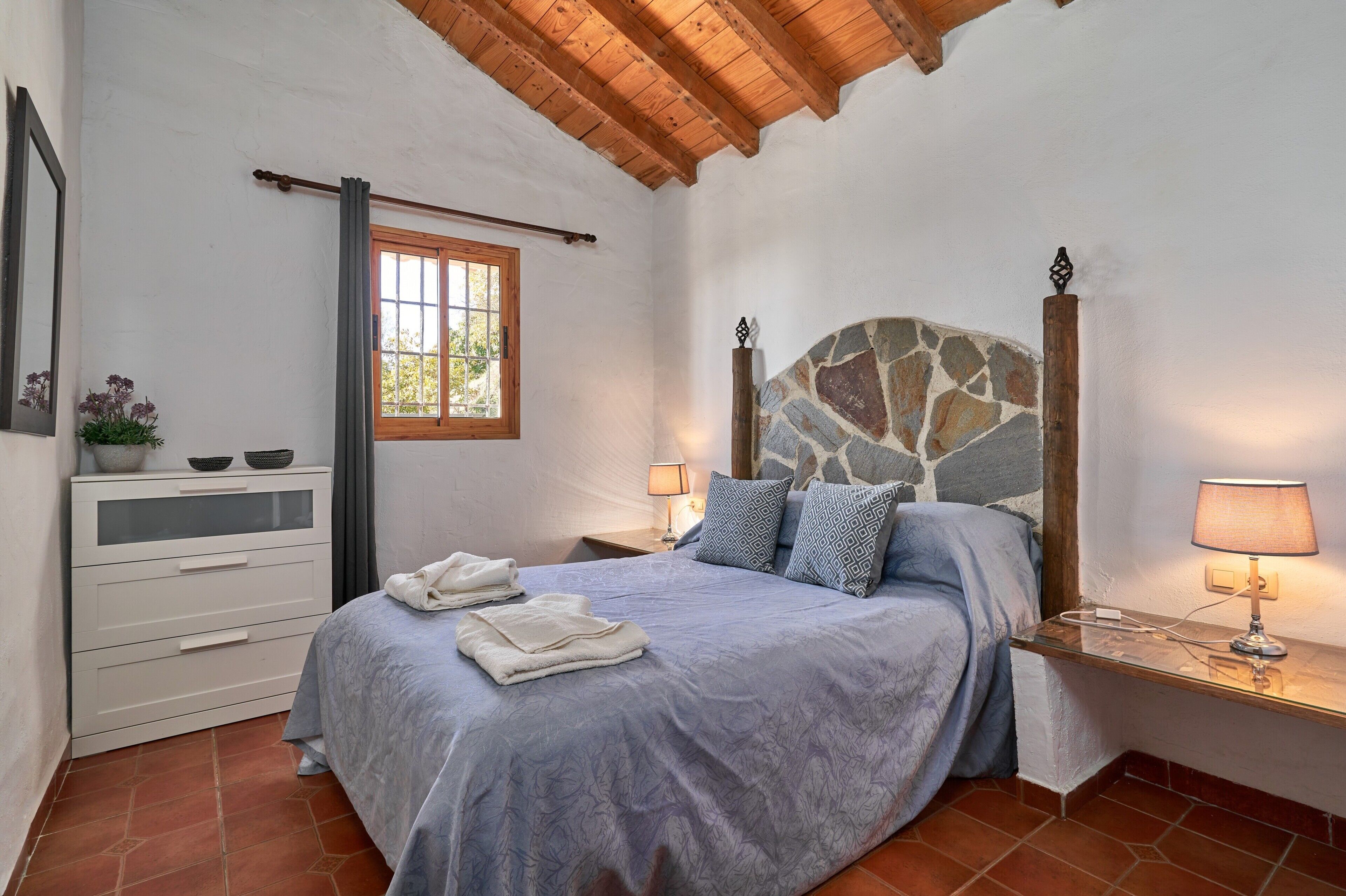 2 habitaciones, tabla de planchar con plancha y wifi gratis 