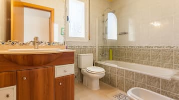 Badewanne, Haartrockner, Handtücher