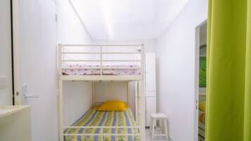 2 makuuhuonetta, silitysrauta/-lauta, ilmainen Wi-Fi, vuodevaatteet