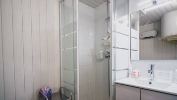 Dusche, kostenlose Toilettenartikel, Haartrockner, Handtücher