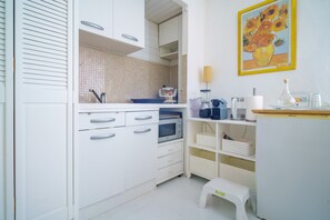 冰箱、微波炉、烤箱、炉灶