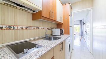 Réfrigérateur, micro-ondes, plaque de cuisson, cafetiÚre/bouilloire