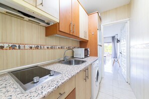 Kühlschrank, Mikrowelle, Herdplatte, Wasserkocher mit Kaffee-/Teezubehör