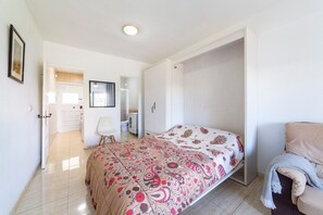 Een strijkplank/strijkijzer, gratis wifi, beddengoed