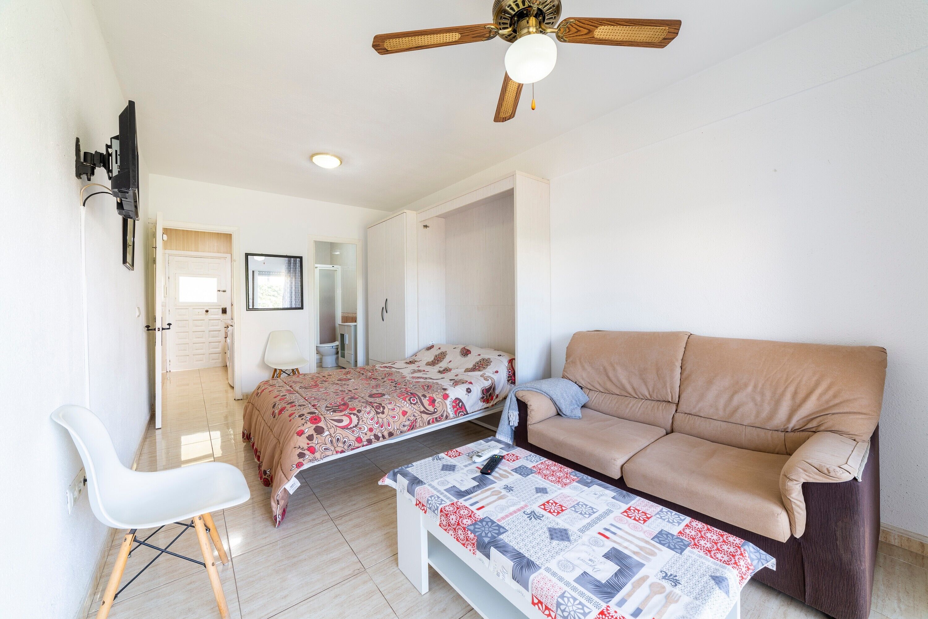 Tabla de planchar con plancha, wifi gratis y ropa de cama 