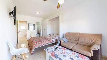 Tabla de planchar con plancha, wifi gratis y ropa de cama