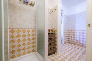 Dusche, Haartrockner, Handtücher