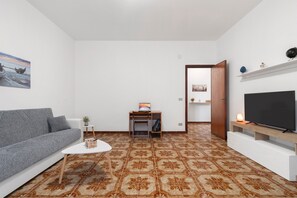 TV - Holiday Home "La Coccinella" close to the Sea with Balcony & Wi-Fi (Isola delle Femmine)