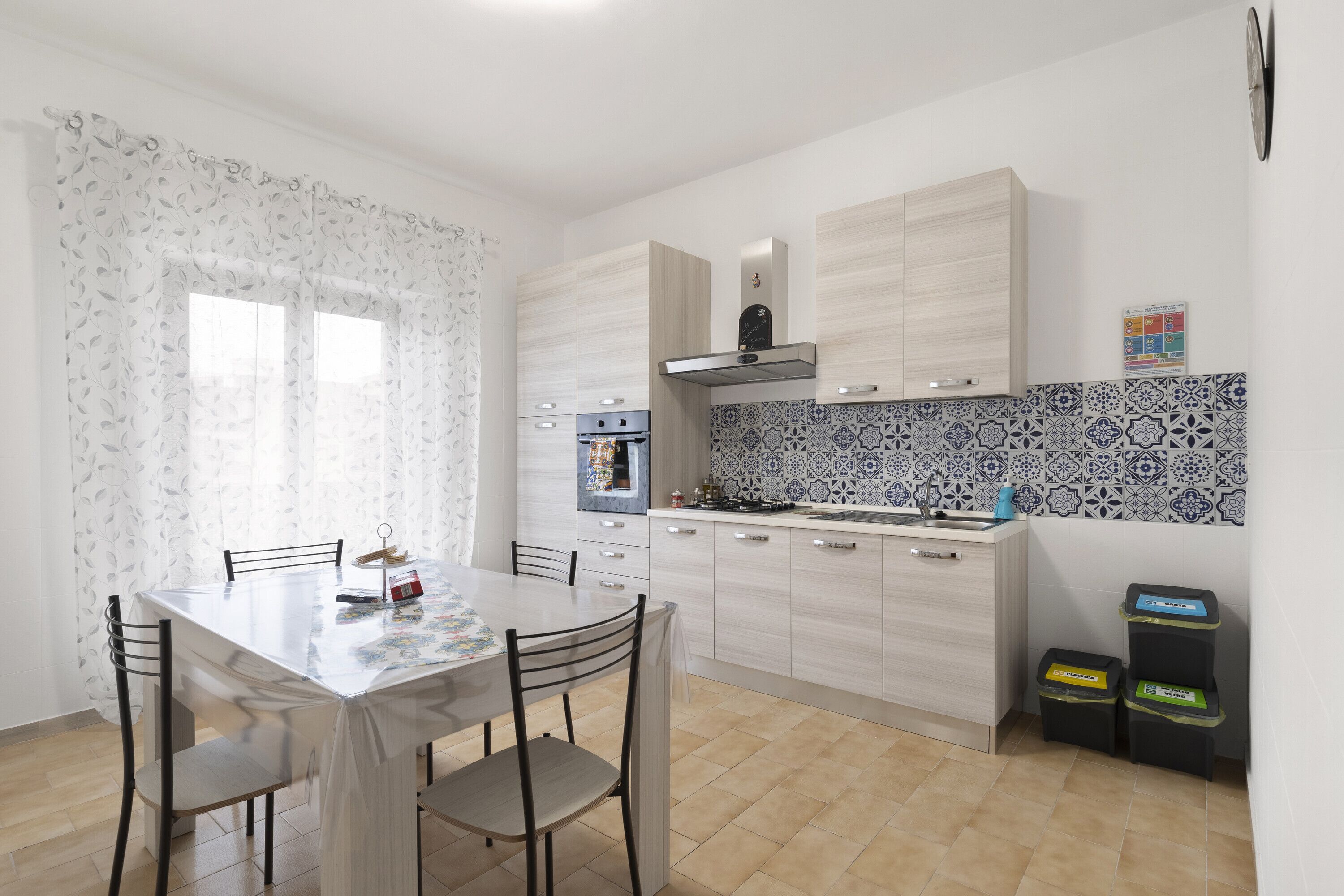 Frigorifero, forno, piano cottura, macchina per tè/caffè