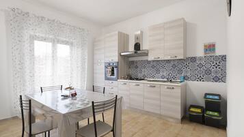 Frigorifero, forno, piano cottura, macchina per tè/caffè