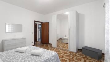 2 室のベッドルーム、アイロン / アイロン台、WiFi (無料)、ベッドシーツ