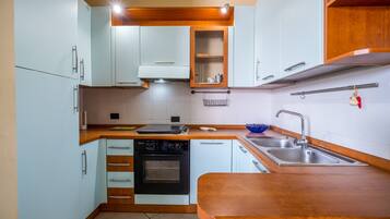 Frigorifero, forno, piano cottura, seggiolone