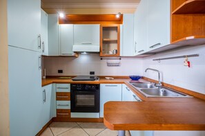 Frigorifero, forno, piano cottura, seggiolone