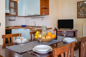 Frigorifero, forno, piano cottura, seggiolone