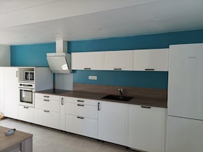 Microonde, forno, piano cottura, lavastoviglie