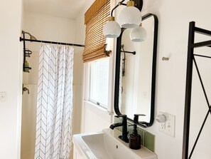 Dusche, Haartrockner, Handtücher, Seife