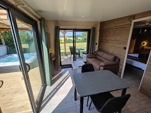 Premium Cottage | Living area | 120-cm LED TV with digital channels, TV, Netflix - Domaine des Graminées (Jeanménil)